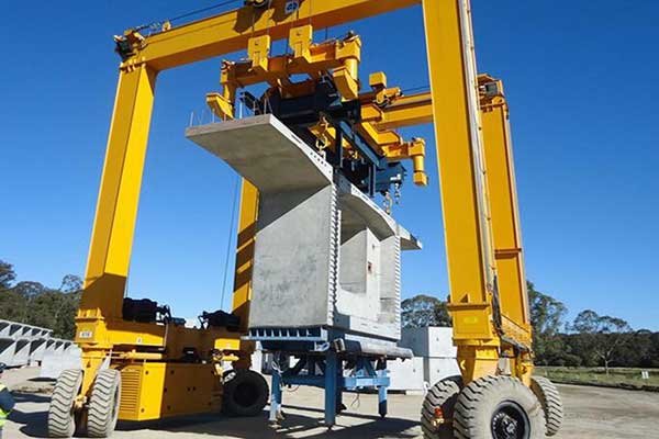 30噸輪胎式游艇起重機